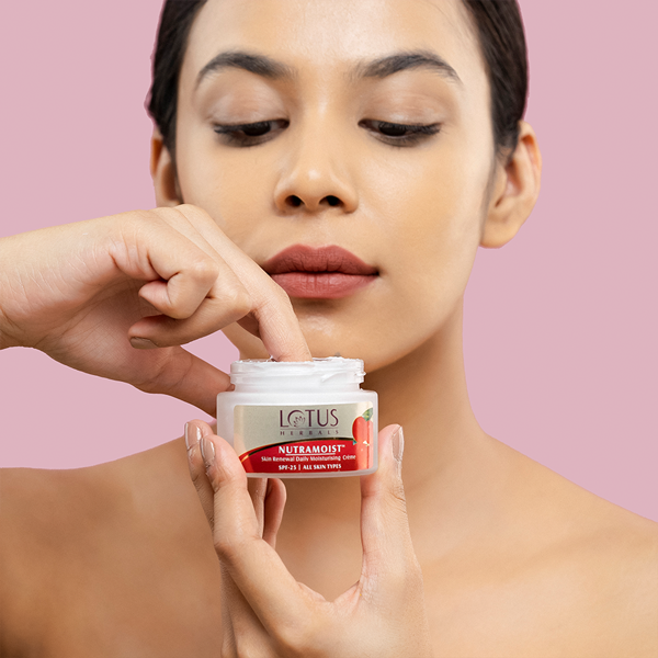 Lotus Herbals Nutramoist Skin Renewal Daily Moisturising Cream SPF-25, 50g
