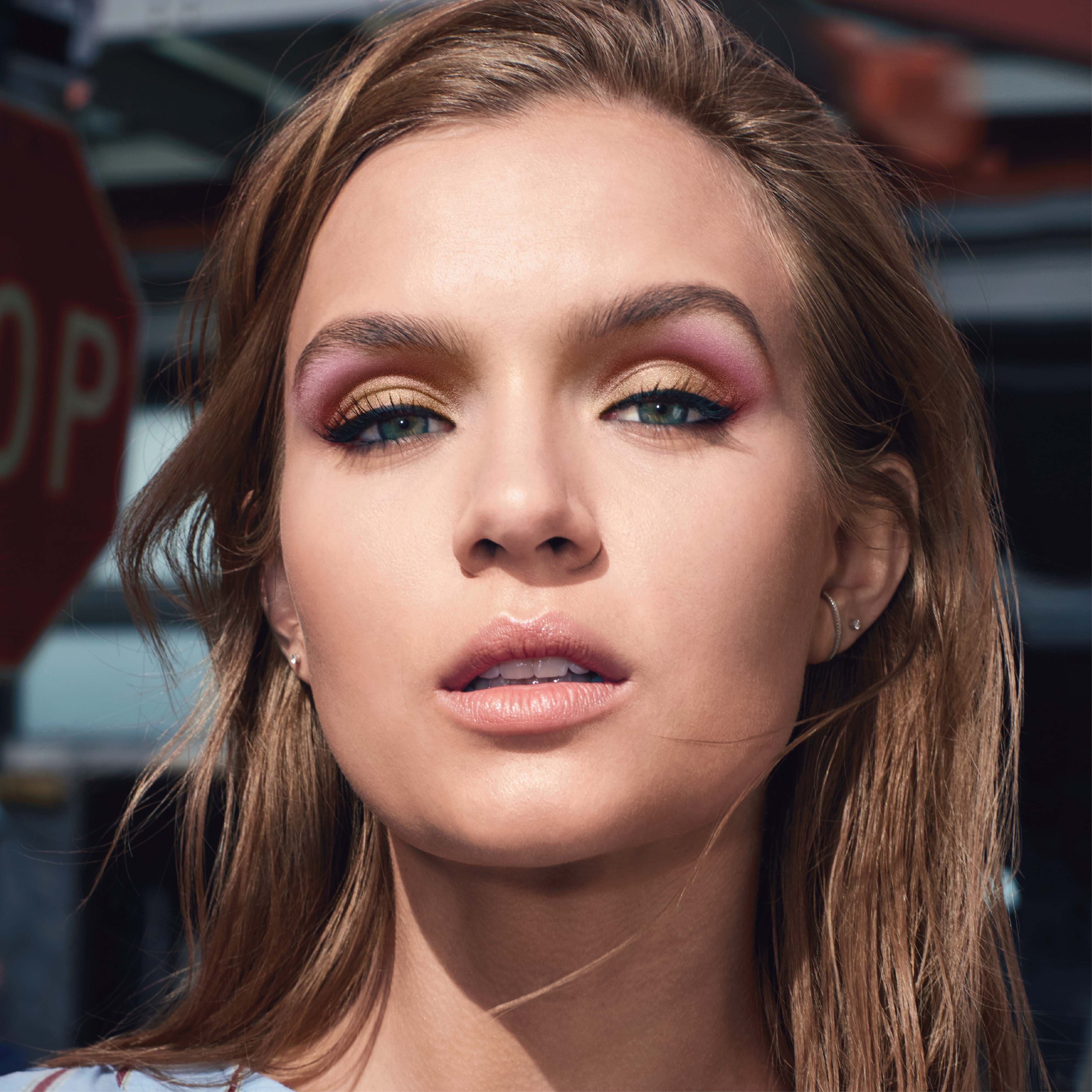 Maybelline New York New City Mini Eyeshadow Palette, Shimmery and Metallic Finish - Westside Roses, 6.1g Buy at Indicrest Image 8
