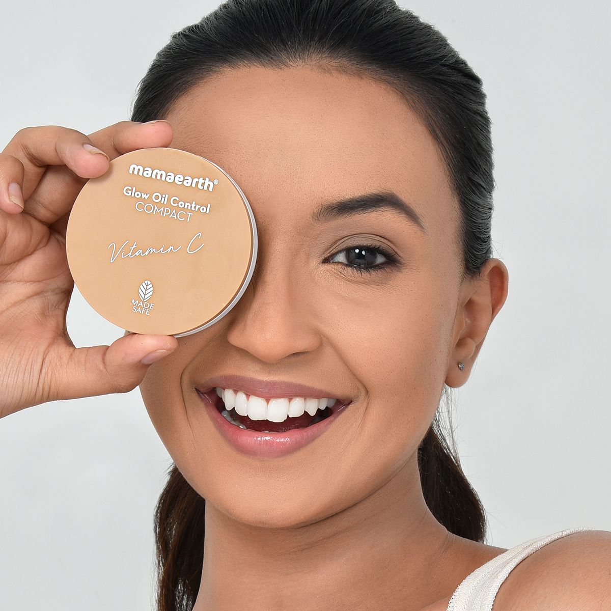Mamaearth Glow Oil Control Compact With SPF 30, 9g | Almond Glow - Image 2 - Buy from Indicrest