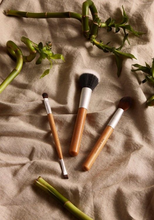 The Body Shop Double Ended Eyeshadow Brush, 1pc