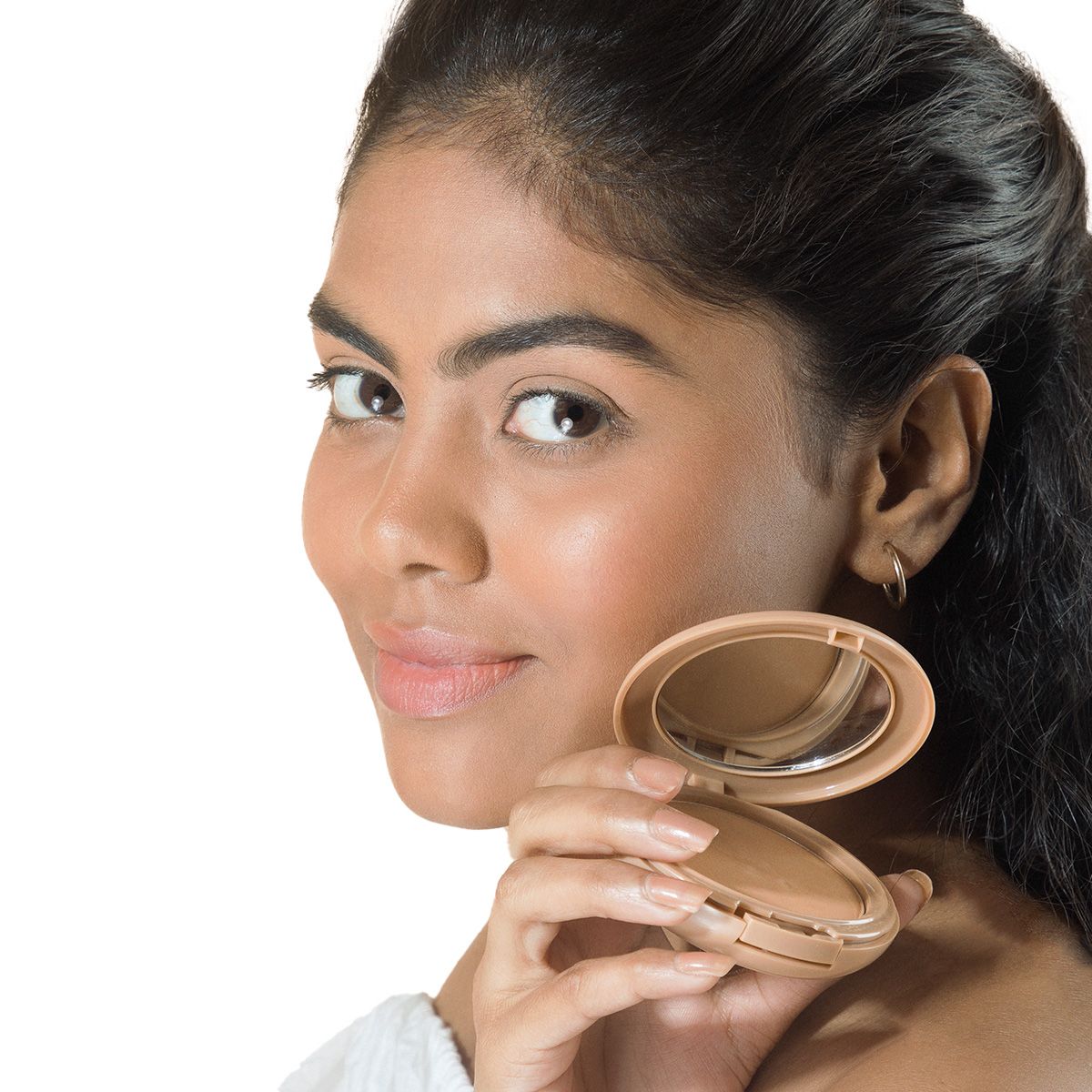 Mamaearth Glow Full Coverage Compact With SPF 30, 9g | Natural Glow - Image 3 - Buy from Indicrest