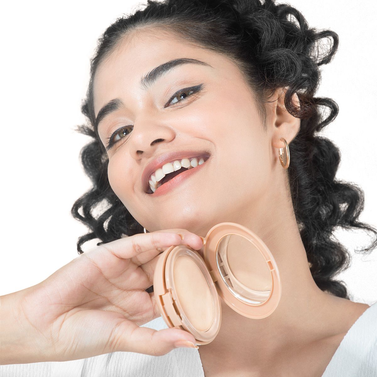 Mamaearth Glow Full Coverage Compact With SPF 30, 9g | Pearl Glow - Image 2 - Buy from Indicrest